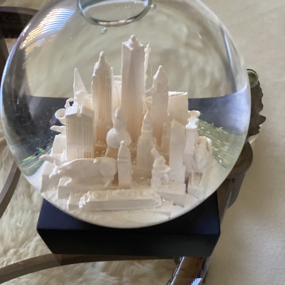 Beautiful NYC Snow Globe.  New. - Picture 2 of 8